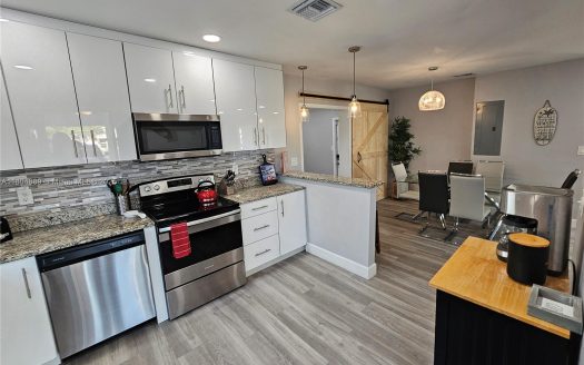 1006 S Arnold Ave Lantana, FL 33462