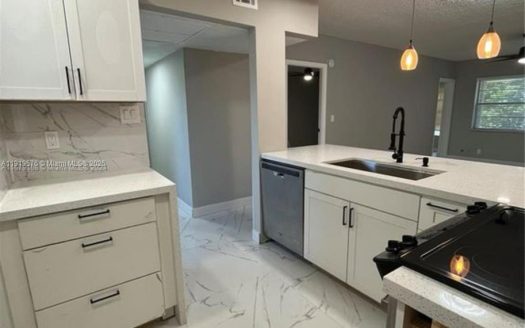 5102 NW 36th St #605 Lauderdale Lakes, FL 33319