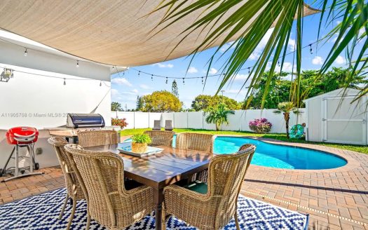 1006 S Arnold Ave Lantana, FL 33462