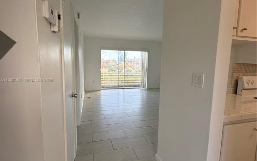 2880 NE 203rd St #26 Aventura, FL 33180