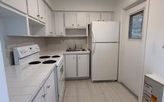 2880 NE 203rd St #26 Aventura, FL 33180