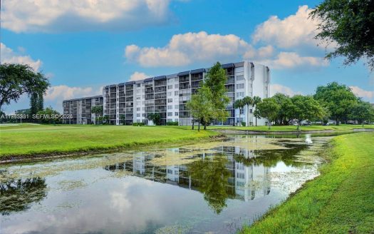 3100 W Rolling Hills Cir #403 Davie, FL 33328