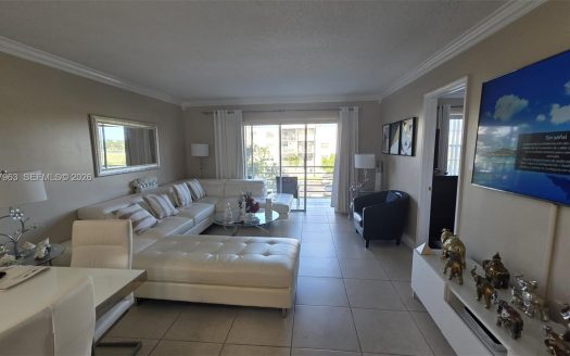 3050 E Sunrise Lakes Dr #302 Sunrise, FL 33322