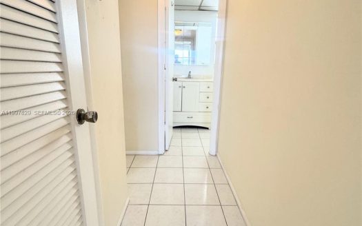 8200 Sunrise Lakes Blvd #207 Sunrise, FL 33322