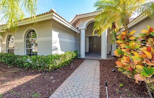 2717 Edgewater Ct, Weston, FL 33332
