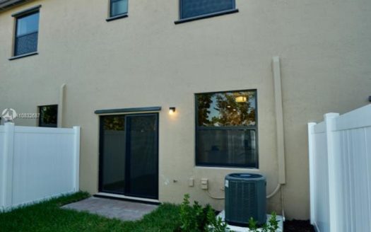 10657 W 32nd Ln, Hialeah, FL 33018