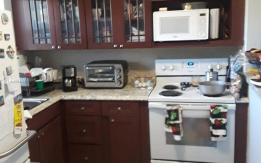 9850 Sunrise Lakes Blvd, Sunrise, FL 33322