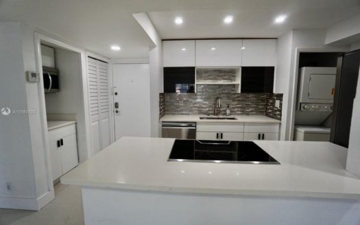 220 Lakeview Dr, Weston, FL 33326