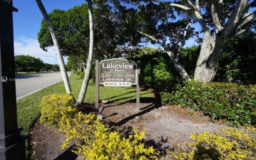 220 Lakeview Dr, Weston, FL 33326