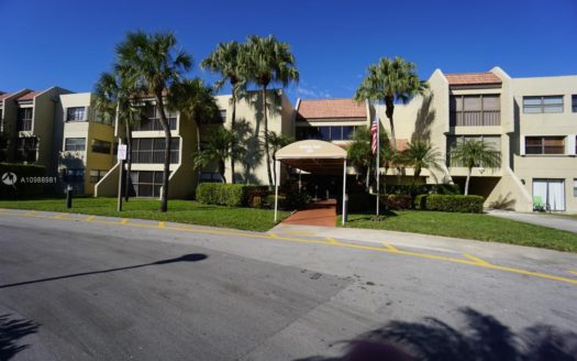 220 Lakeview Dr, Weston, FL 33326