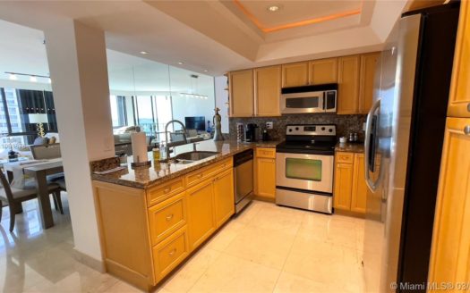520 Brickell Key Dr, Miami, FL 33131