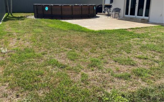8325 NW 171st St, Hialeah, FL 33015