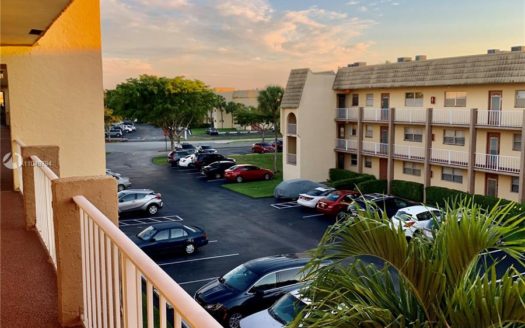 8220 Sunrise Lakes Blvd, Sunrise, FL 33322