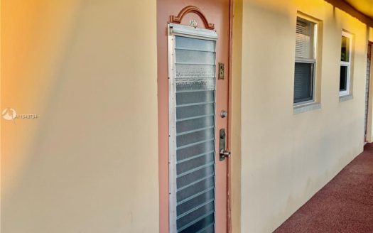 8220 Sunrise Lakes Blvd, Sunrise, FL 33322