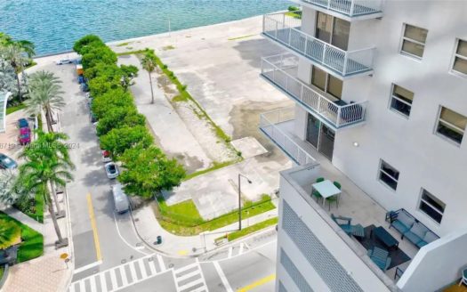 1200 Brickell Bay Dr, Miami, FL 33131