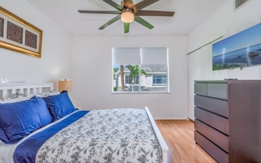 19 Whitehead Cir, Weston, FL 33326