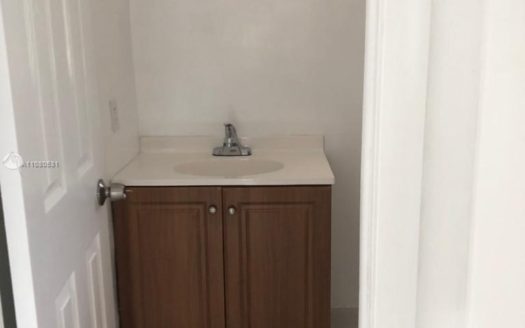 8135 Sunrise Lakes Blvd, Sunrise, FL 33322