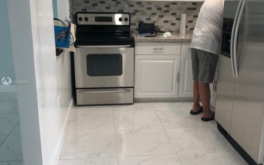 8135 Sunrise Lakes Blvd, Sunrise, FL 33322