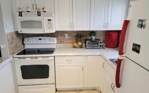 9041 Sunrise Lakes Blvd, Sunrise, FL 33322