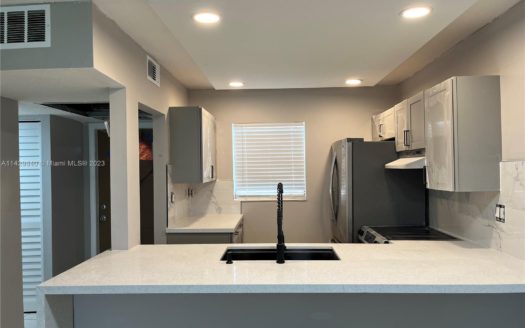 5071 W Oakland Park Blvd #205,  Lauderdale Lakes, FL 33313-7915