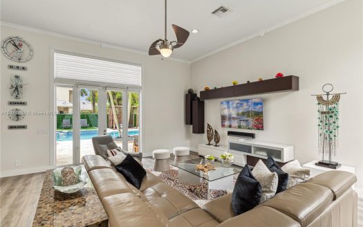 1371 Victoria Isle Dr,  Weston, FL 33327