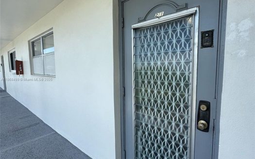 8450 SUNRISE LAKES BLVD UNIT#211 Sunrise, FL 33322