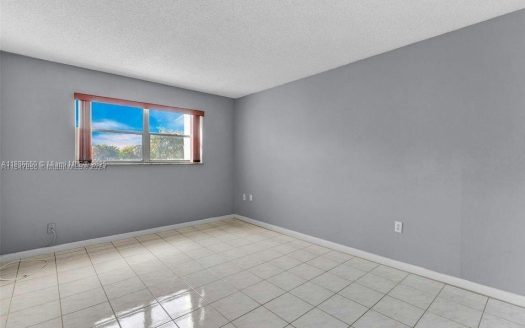 8100 Sunrise Lakes Blvd #208 Sunrise, FL 33322