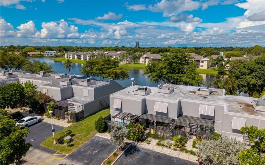 11225 NW 16th Ct Pembroke Pines, FL 33026