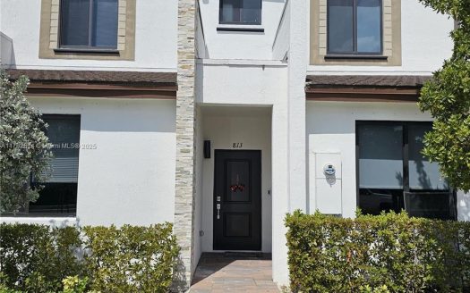 813 NE 211th St Miami, FL 33179