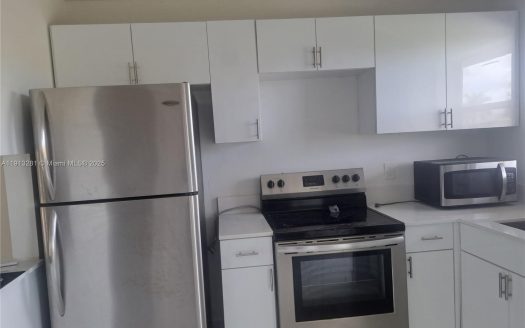 8225 Sunrise Lakes Blvd #309 Sunrise, FL 33322