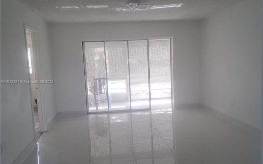 8225 Sunrise Lakes Blvd #309 Sunrise, FL 33322