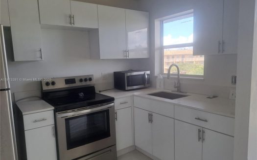 8225 Sunrise Lakes Blvd #309 Sunrise, FL 33322