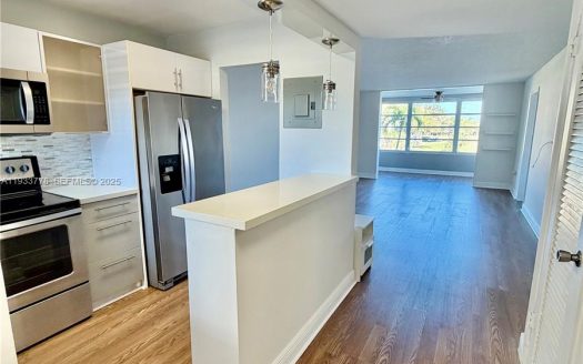 8350 Sunrise Lakes Blvd #202 Sunrise, FL 33322