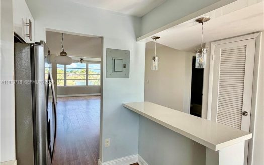 8350 Sunrise Lakes Blvd #202 Sunrise, FL 33322