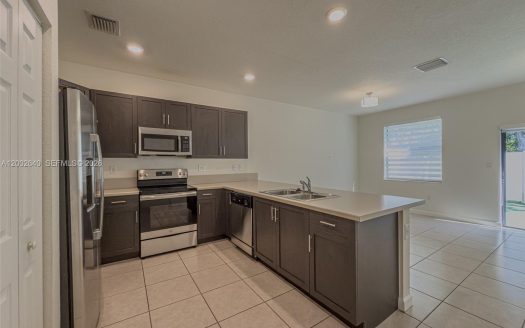 10629 W 32nd Ln Hialeah, FL 33018