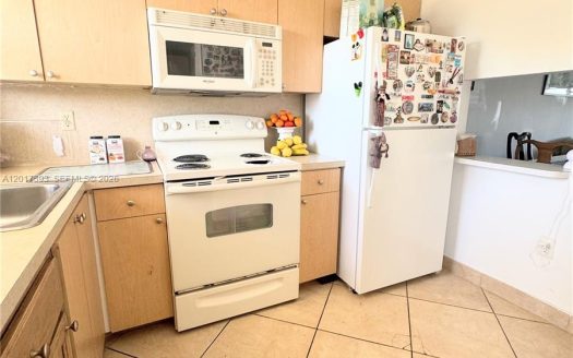 8130 Sunrise Lakes Blvd #202 Sunrise, FL 33322