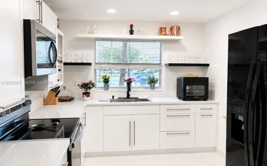9241 Sunrise Lakes Blvd #109 Sunrise, FL 33322